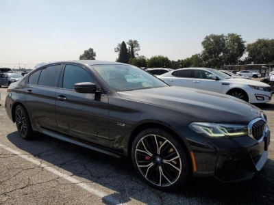  2022 BMW 530E справа спереди 