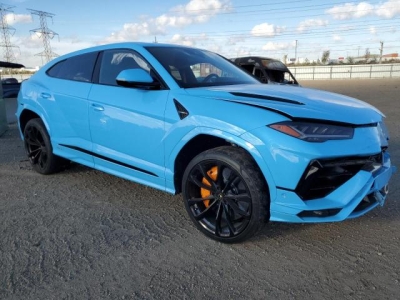 2023 LAMBORGHINI URUS S справа спереди 