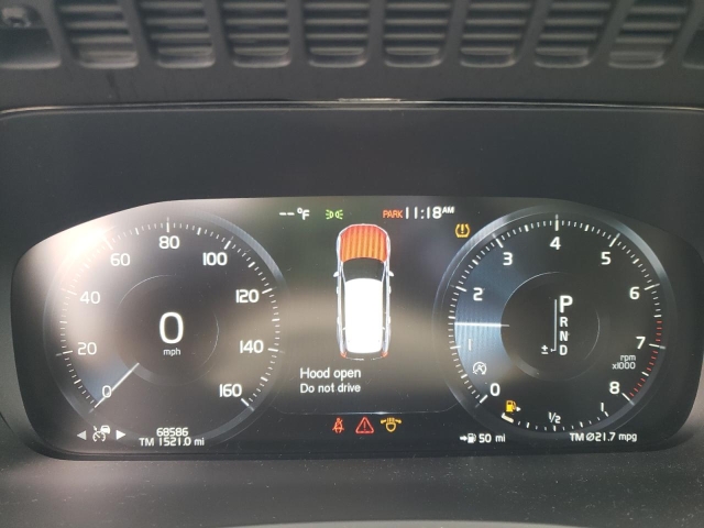 2022 VOLVO XC90 T6 MOMENTUM панель