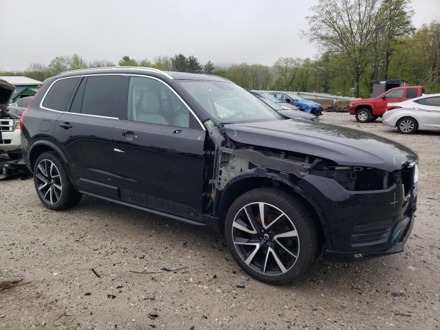 2022 VOLVO XC90 T6 MOMENTUM спереди справа