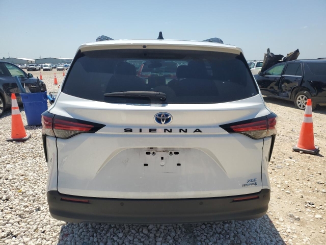2022 TOYOTA SIENNA XLE сзади