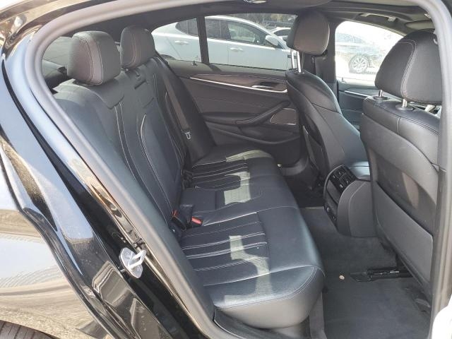  2022 BMW 530E салон сзади 