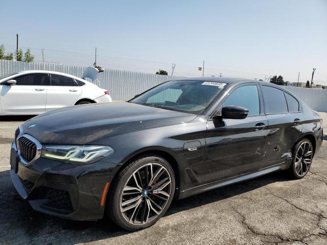  2022 BMW 530E слева спереди 