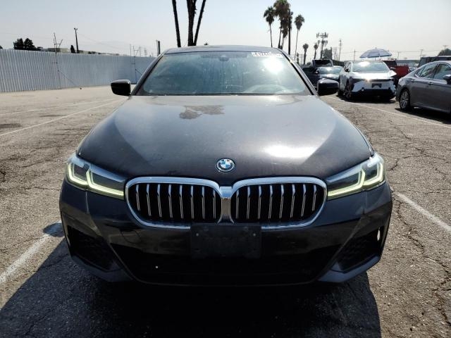  2022 BMW 530E спереди 