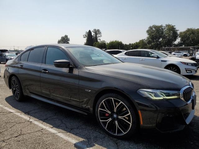  2022 BMW 530E справа спереди 