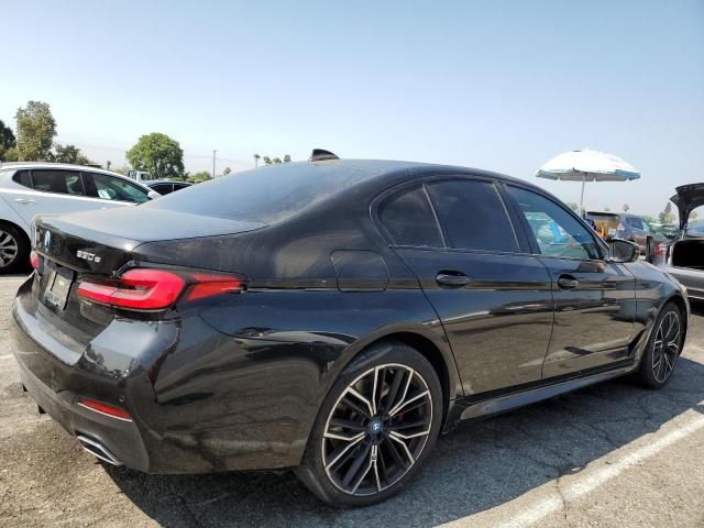  2022 BMW 530E справа сзади 