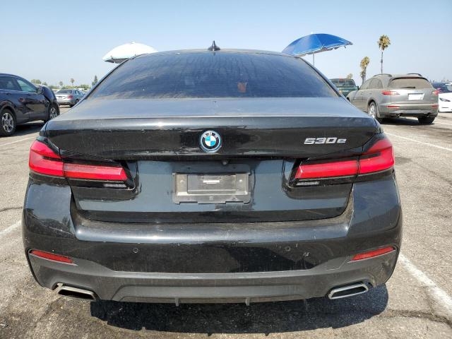  2022 BMW 530E сзади 