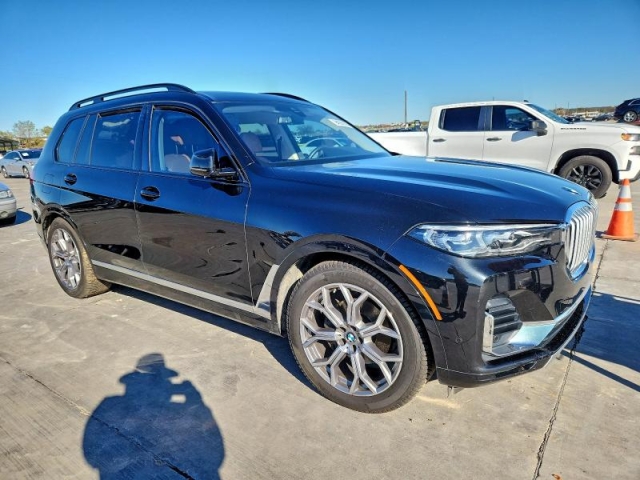 2022 BMW X7 XDRIVE40I справа спереди 