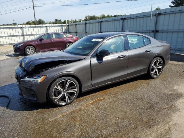 2024 VOLVO S60 PLUS слева спереди